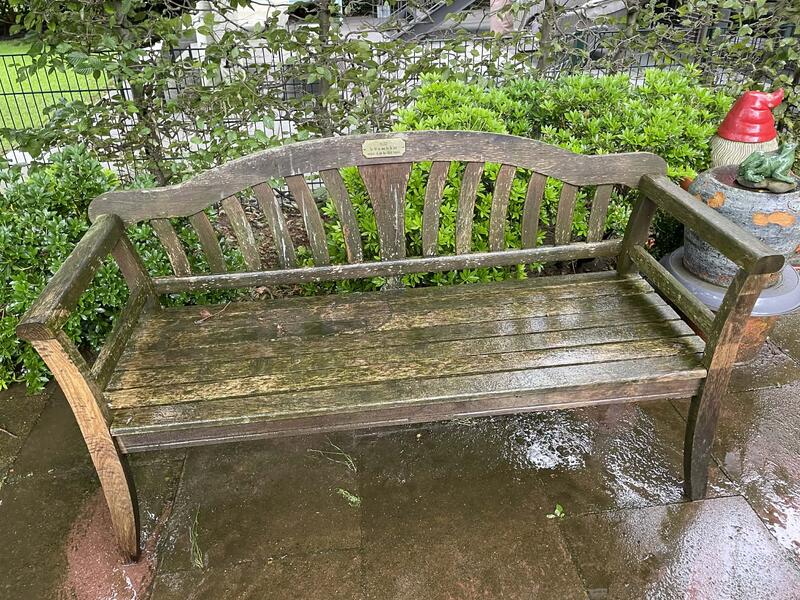 Bank vor der Reinigung